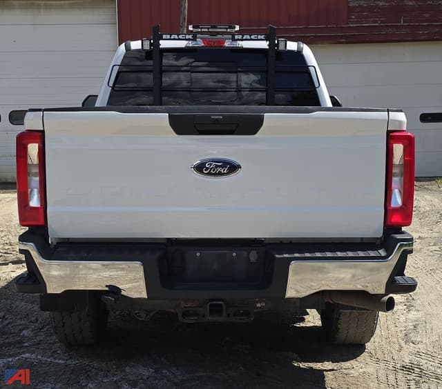 Image of Ford F-350 equipment image 2