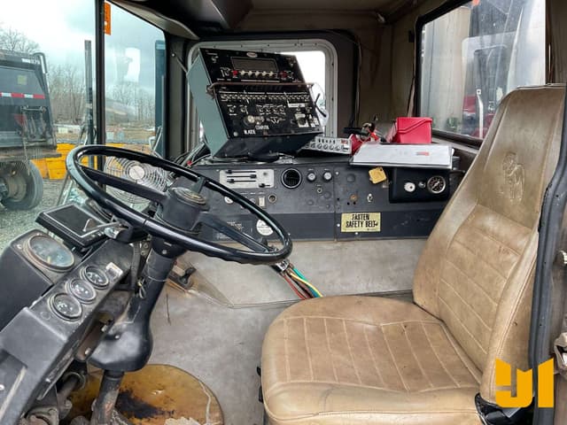 Image of Mack MR685S equipment image 3