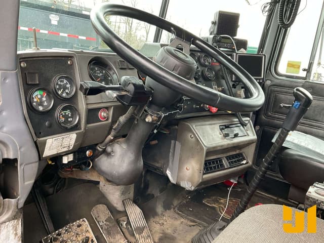 Image of Mack MR685S equipment image 4