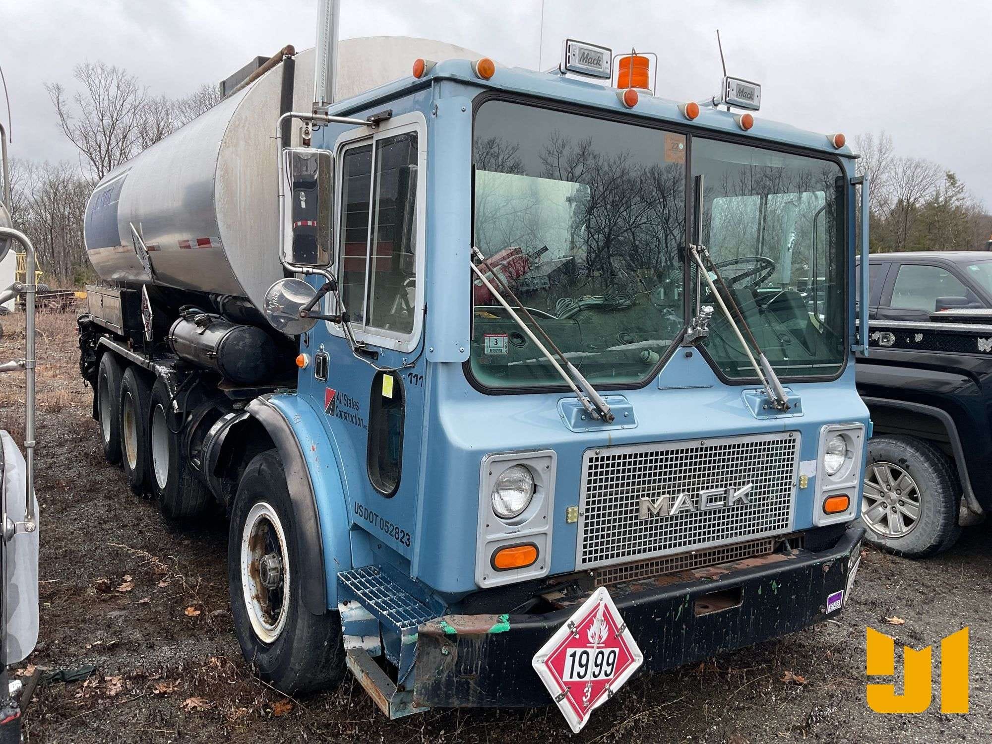 Mack MR685S Equipment Image0