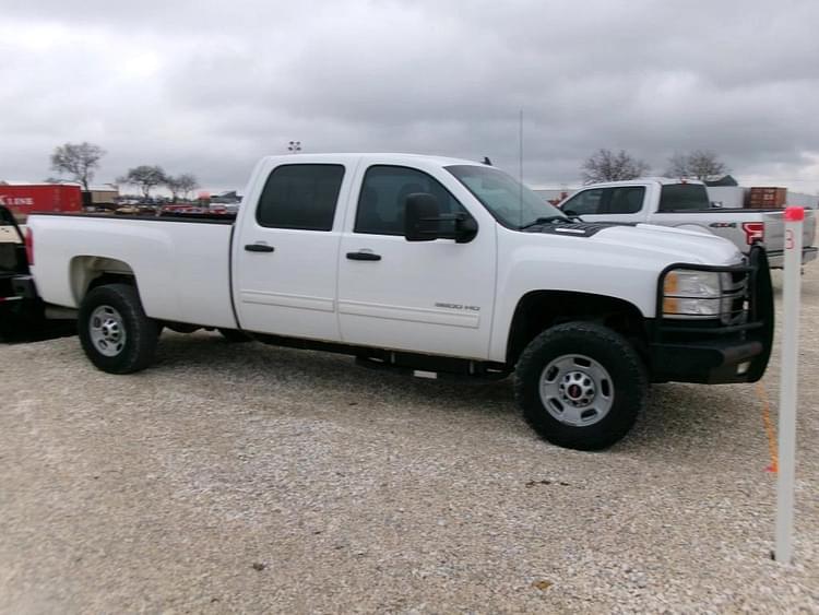 2011 GMC 3500 Equipment Image0