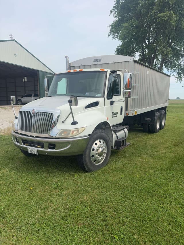 Image of International 4400 equipment image 3