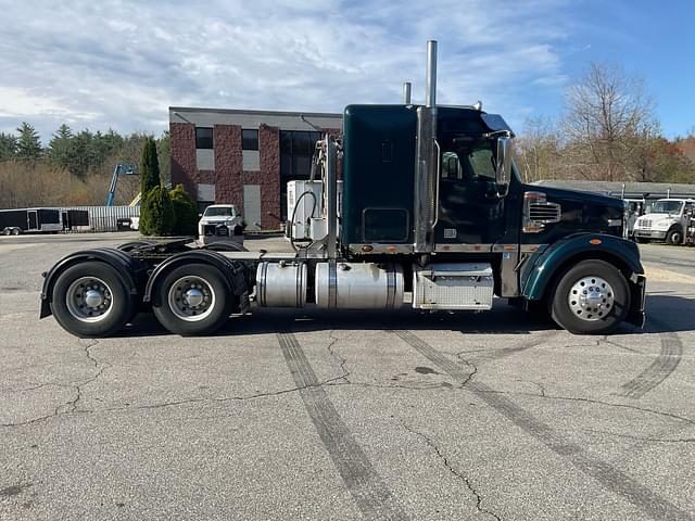 Image of Freightliner SD122 equipment image 3
