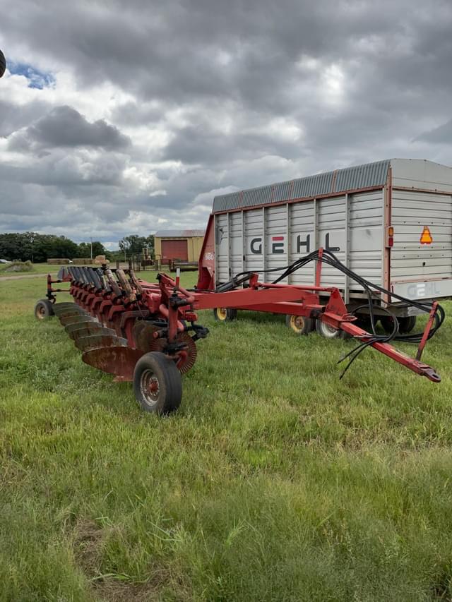 Image of International Harvester 800 equipment image 1