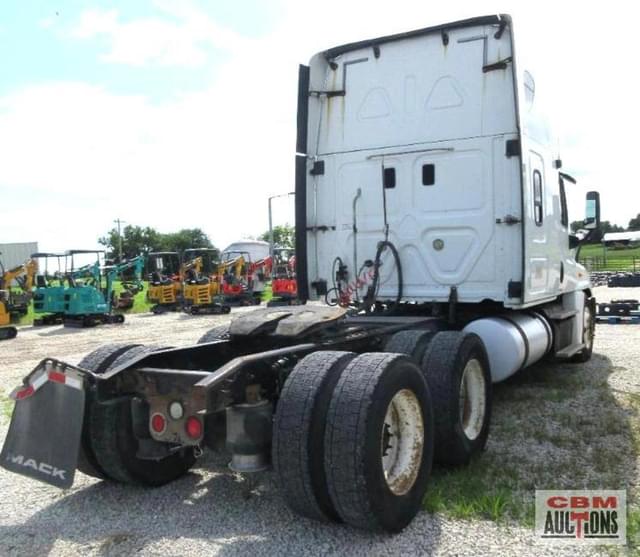 Image of Freightliner Cascadia 125 equipment image 3