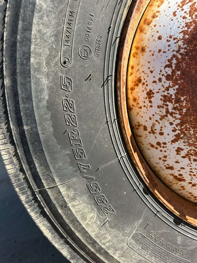 Image of International 8100 equipment image 4