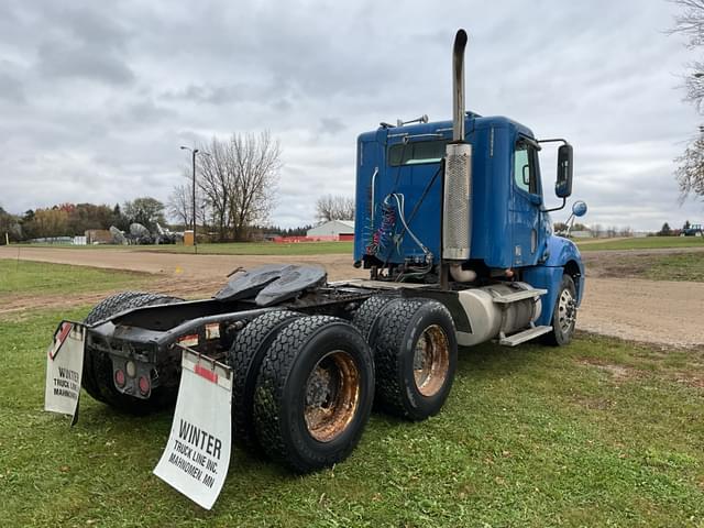 Image of Freightliner Columbia equipment image 4