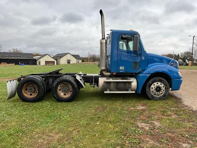 Image of Freightliner Columbia equipment image 3
