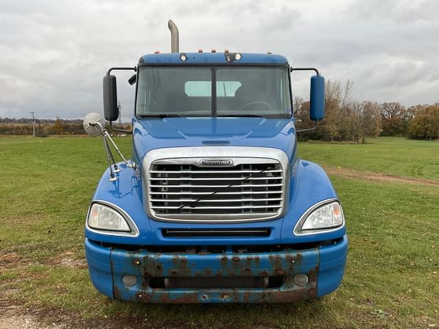 Image of Freightliner Columbia equipment image 1