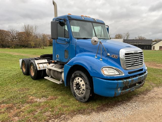 Image of Freightliner Columbia equipment image 2