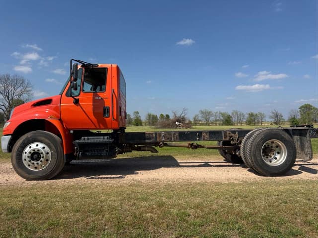 Image of International DuraStar 4400 equipment image 1