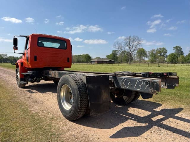 Image of International DuraStar 4400 equipment image 2