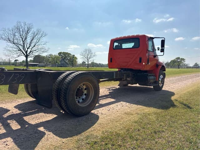 Image of International DuraStar 4400 equipment image 4