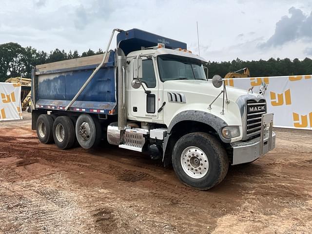 Image of Mack Granite GU713 equipment image 2