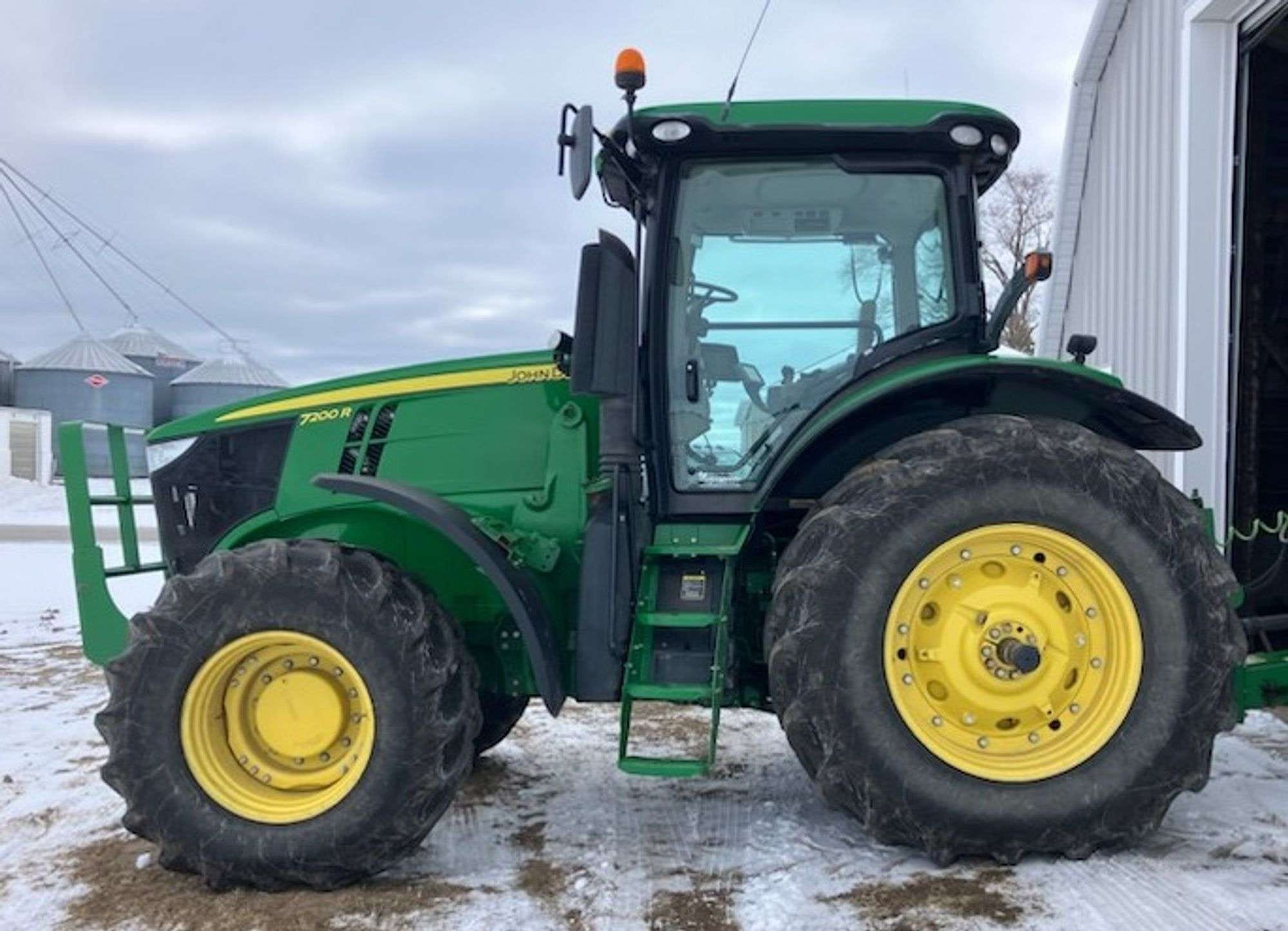 2012 John Deere 7200R Equipment Image0