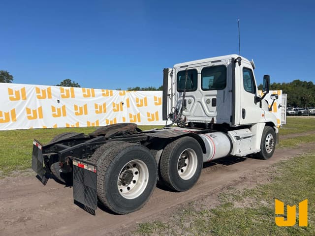 Image of Freightliner CA125DC equipment image 4