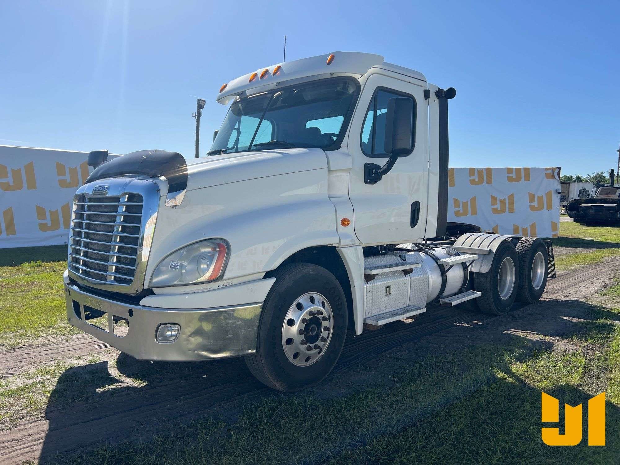 2015 Freightliner CA125DC Equipment Image0