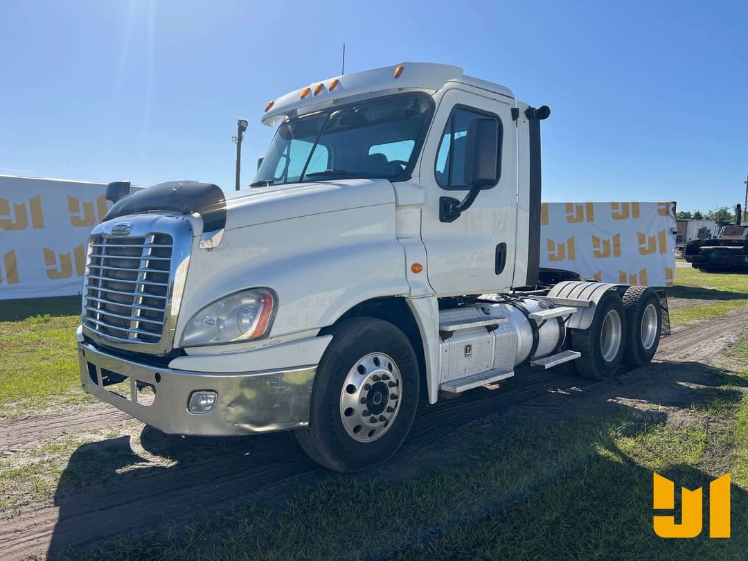 Image of Freightliner CA125DC Primary image