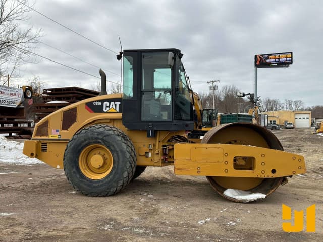 Image of Caterpillar CS56 equipment image 3