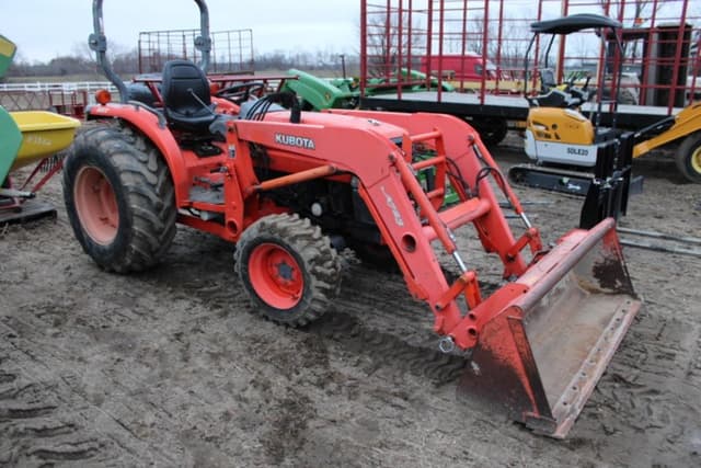 Image of Kubota L3830 equipment image 2