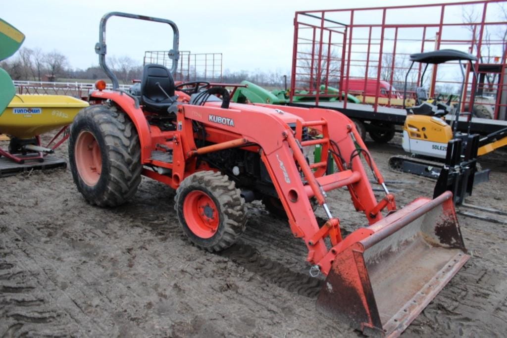 Kubota L3830 Equipment Image0