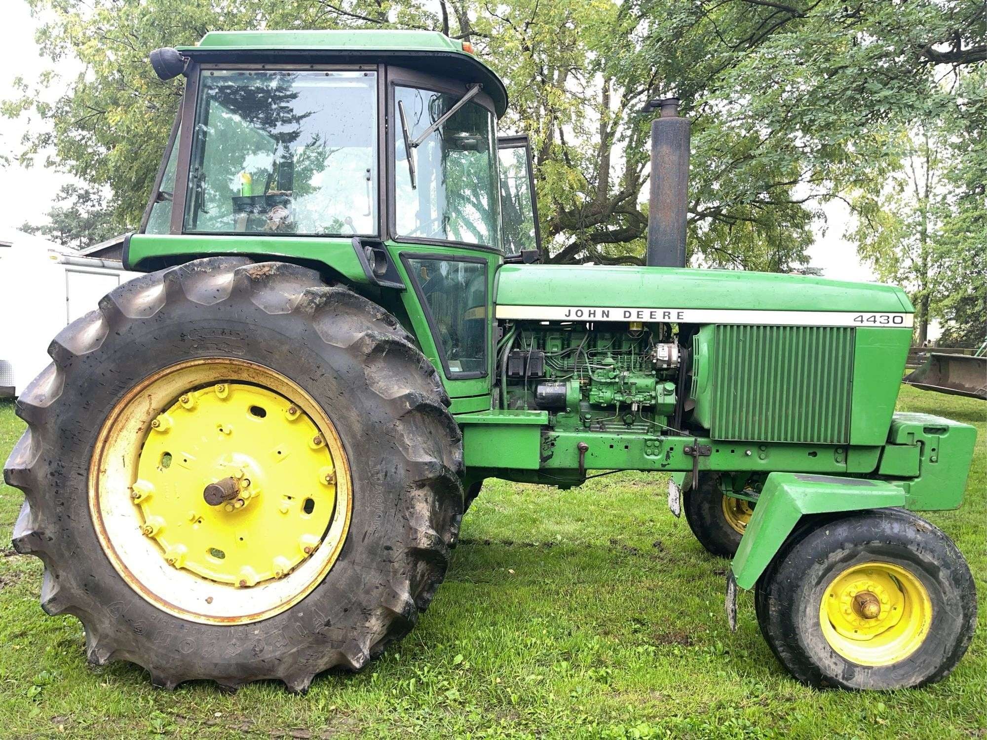 John Deere 4430 Equipment Image0