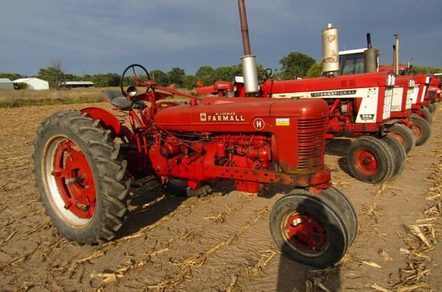 Image of Farmall H equipment image 1