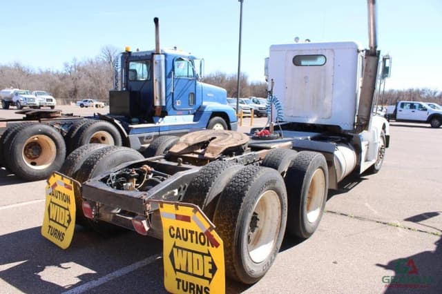 Image of Peterbilt 377 equipment image 1