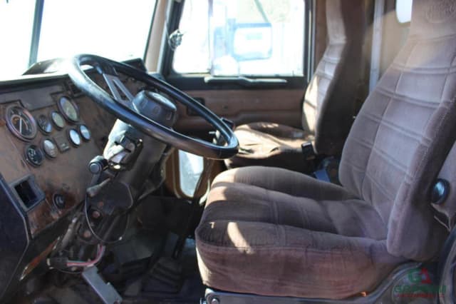 Image of Peterbilt 377 equipment image 4