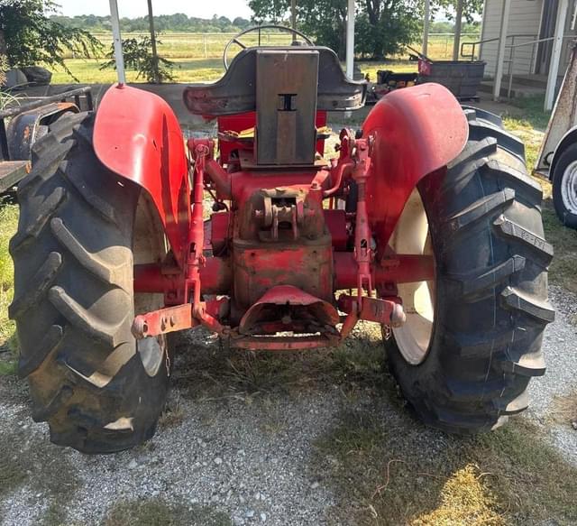Image of International Harvester B-414 equipment image 3