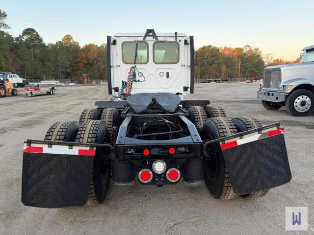 Image of Freightliner Cascadia 126 equipment image 4