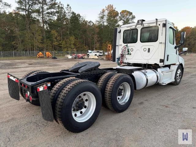 Image of Freightliner Cascadia 126 equipment image 3