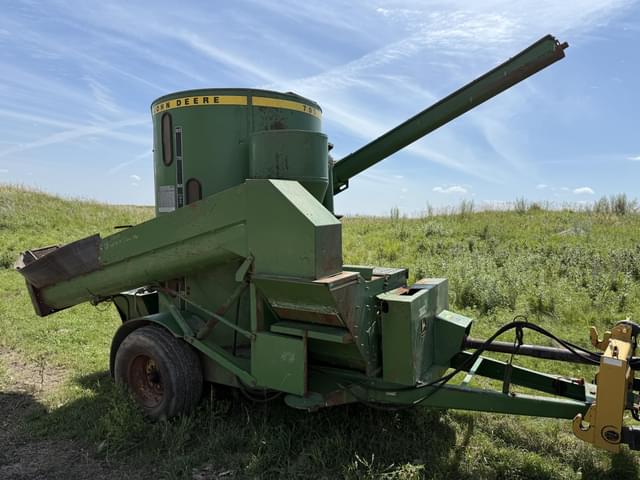 Image of John Deere 700 equipment image 1