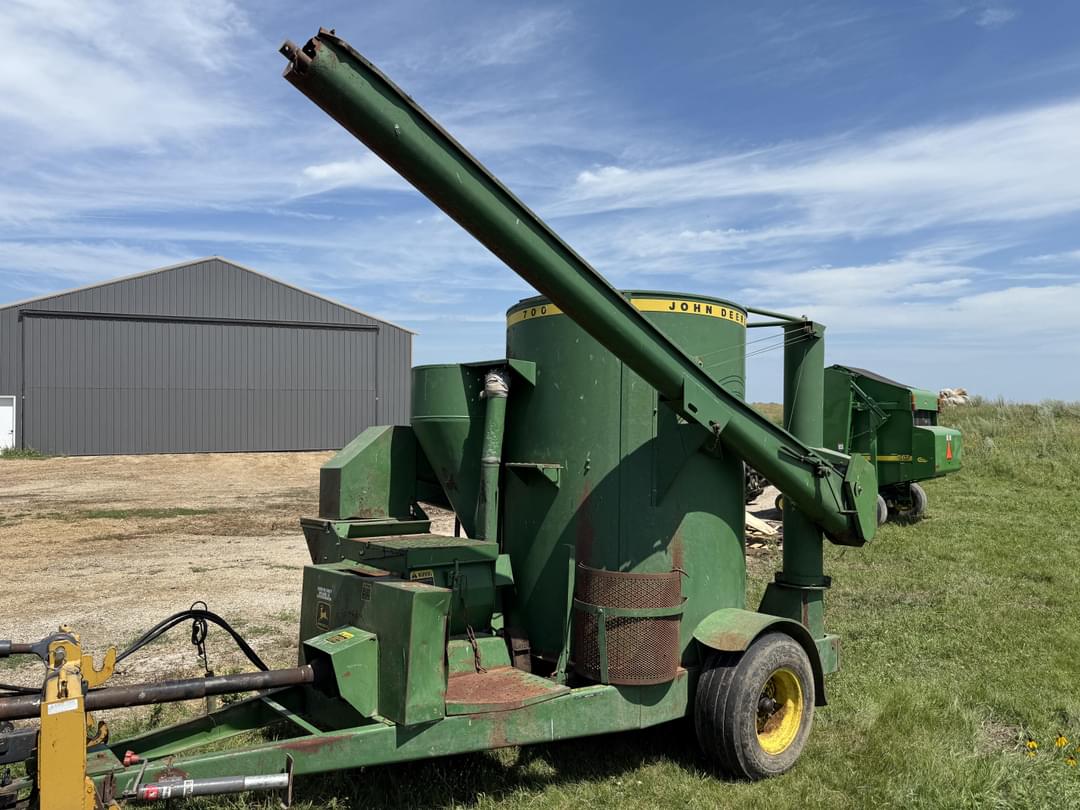 Image of John Deere 700 Primary image