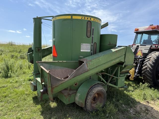 Image of John Deere 700 equipment image 2