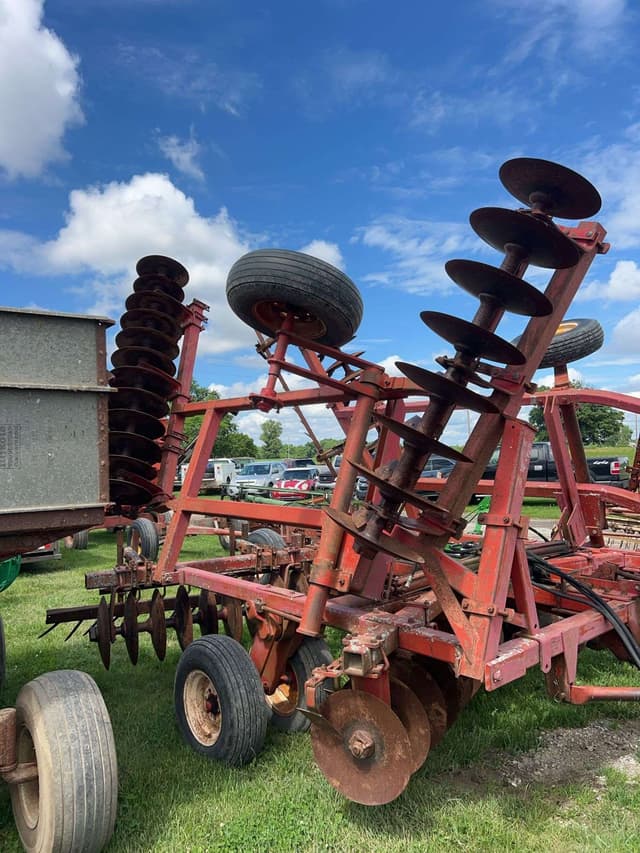 Image of Massey Ferguson 820 equipment image 1