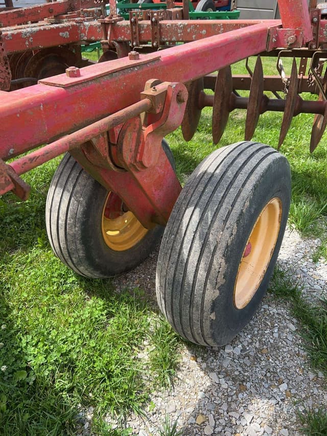 Image of Massey Ferguson 820 equipment image 4