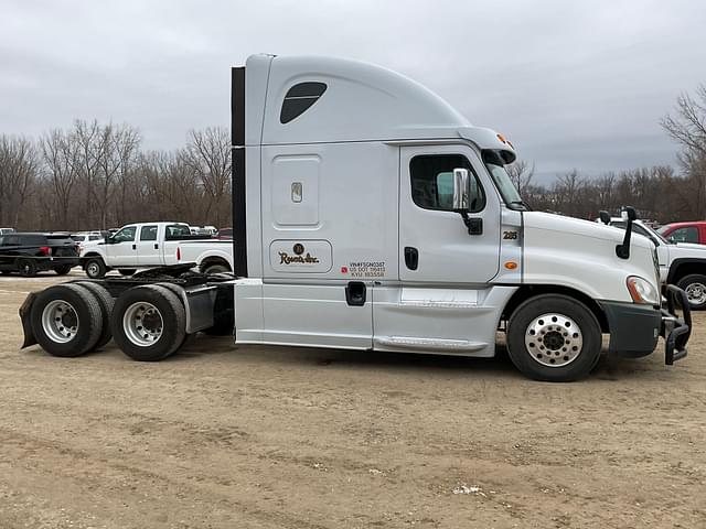 Image of Freightliner Cascadia equipment image 3