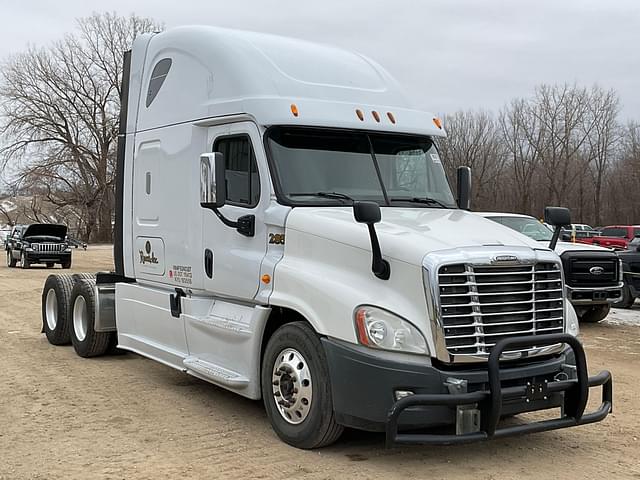 Image of Freightliner Cascadia equipment image 2