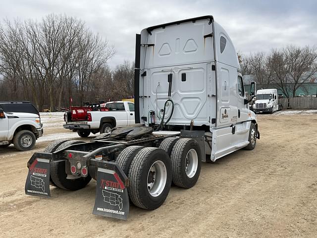 Image of Freightliner Cascadia equipment image 4