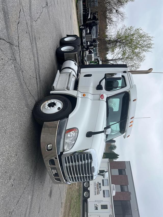 Image of Freightliner Cascadia equipment image 2