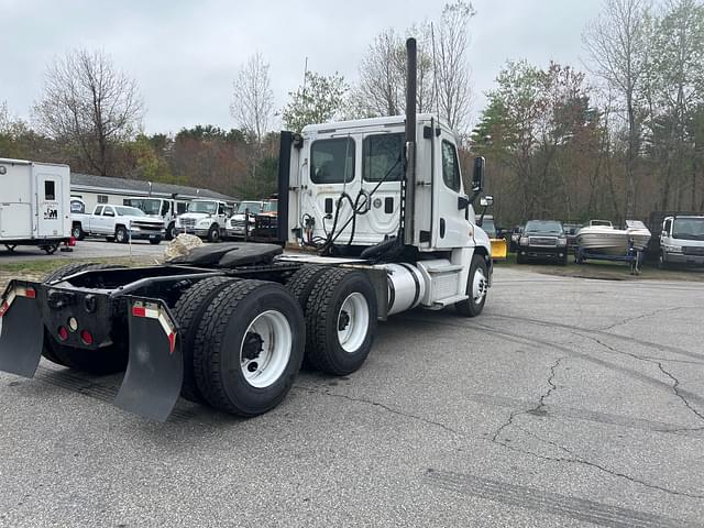 Image of Freightliner Cascadia equipment image 4