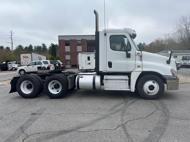 Image of Freightliner Cascadia equipment image 3