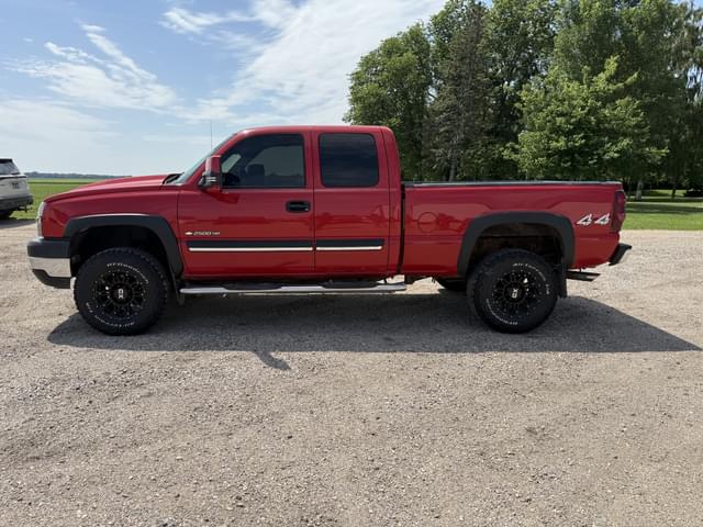 Image of Chevrolet 2500HD equipment image 2