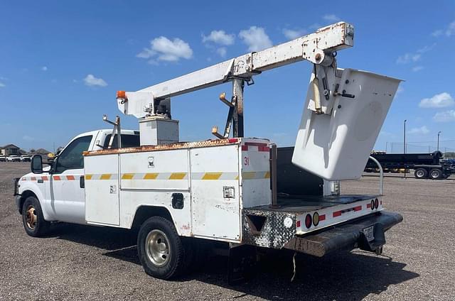 Image of Ford F-350 equipment image 2