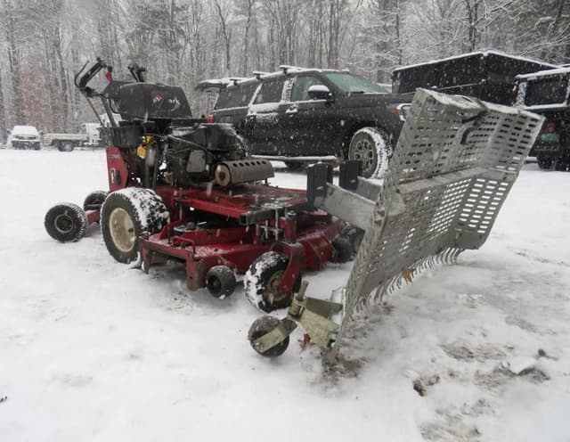 Image of Exmark S-series equipment image 4