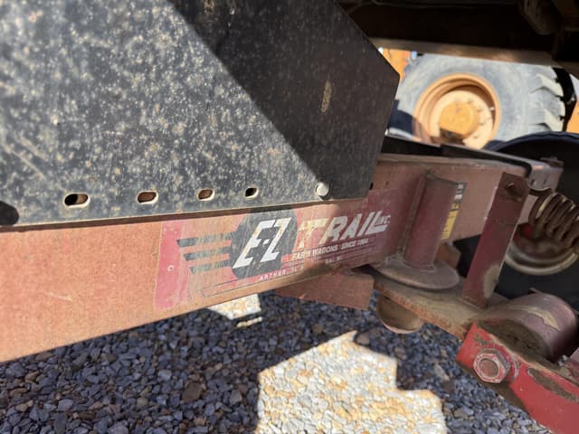 Image of E-Z Trail 680 equipment image 2