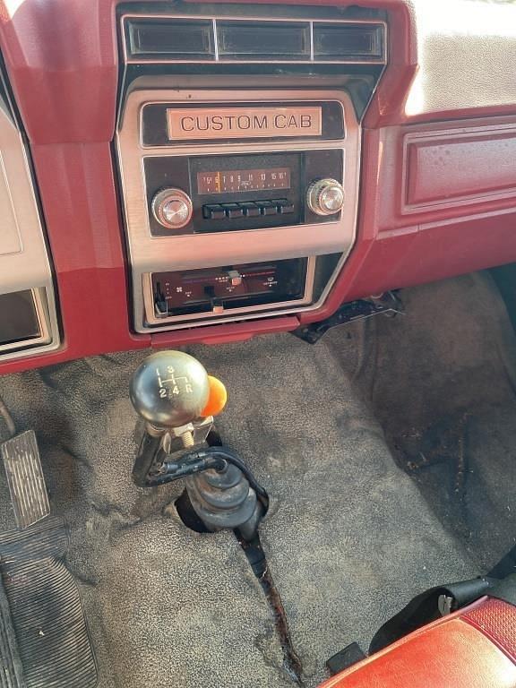 Image of Ford F-700 equipment image 4