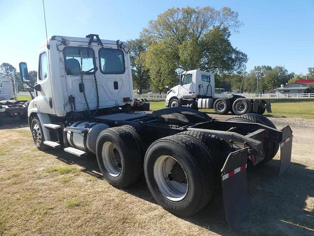 Image of Freightliner Cascadia 113 equipment image 3