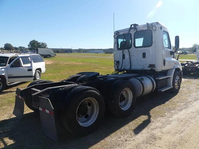 Image of Freightliner Cascadia 113 equipment image 2